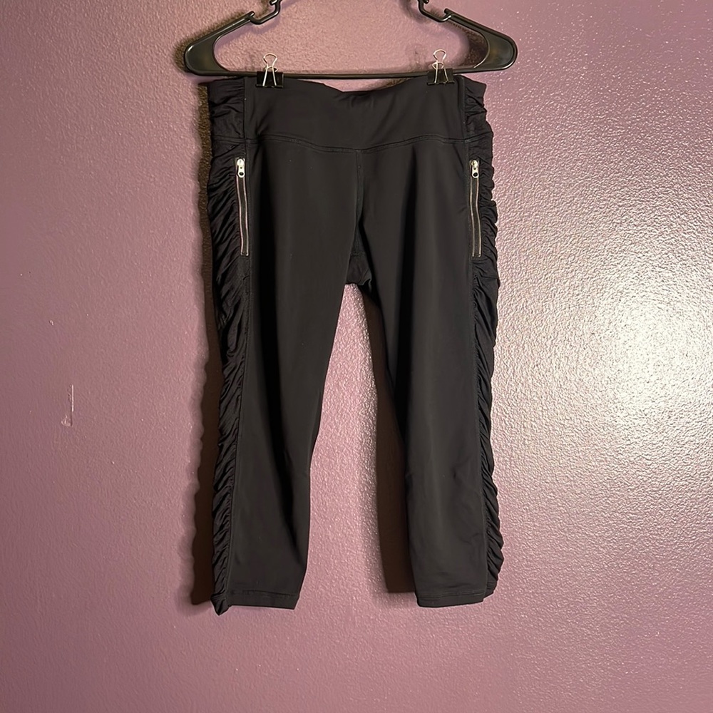 Size 4 Lululemon 26” Capri Leggings, with Irridescent Zippers and Ruched Sides